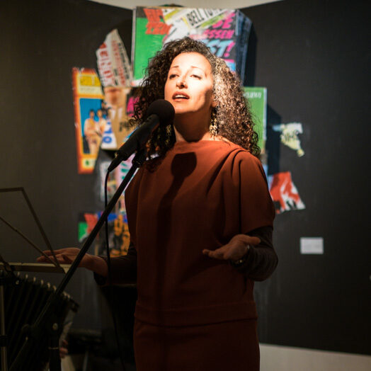 <p>Sveta Kundish hypnotizes the audience signing nigunim and songs using Avrom Sutzkever’s lyrics at Sutzkever’s tenth yortsayt event in Berlin. Photo by Tanja Katharina Lindner</p>