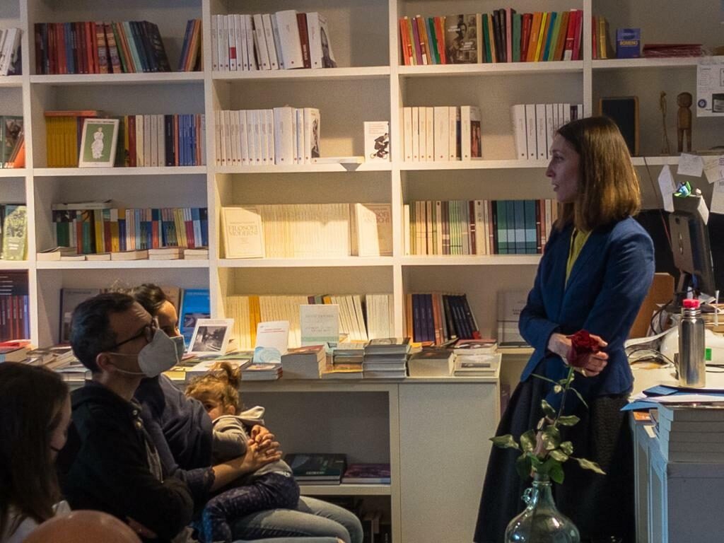 <p>The author Tanya Yakovleva giving a lecture in a bookstore.</p>
