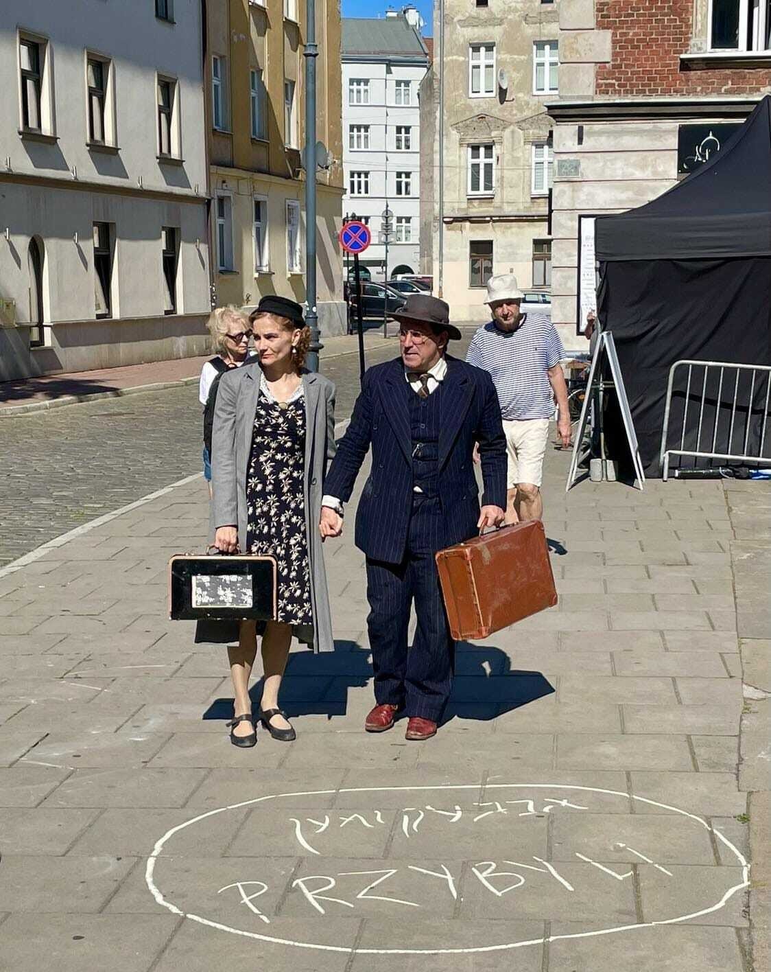 <p>Adrian Schvarzstein and Jūratė Širvytė-Rukštelė in front of the words אָנקומען / Przybyli, photo credit Marzenna Jakubczak</p>