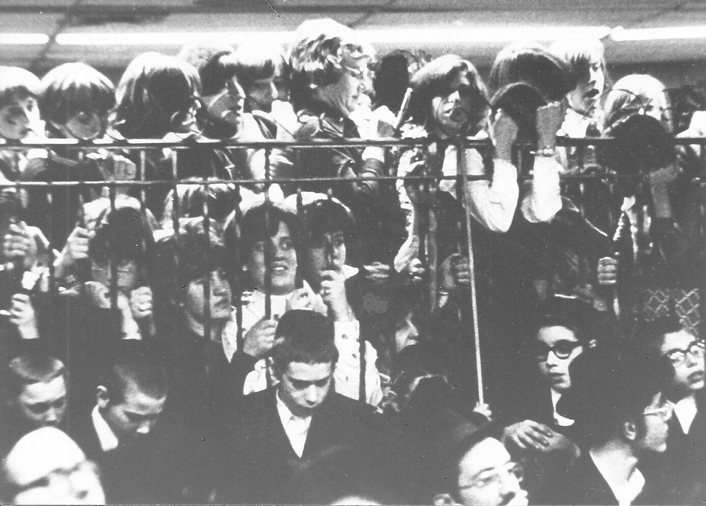 <p>Shifra Epstein in the women’s section of the Bobover <em>beit midrash</em>, taking notes on a 1977 performance of <em>The Daniel-shpil. </em>1977. Photograph by Bill Aron.</p>