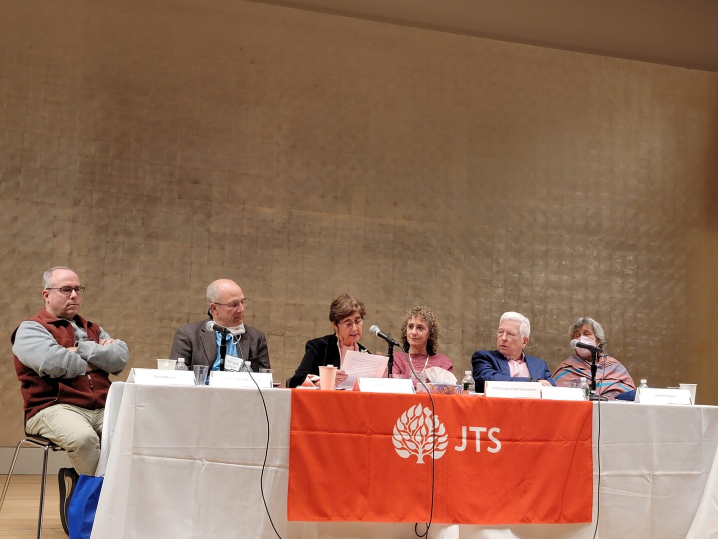 <p>Panelists (from left to right) David Braun, Paul Hershl Glasser, Sheva Zucker, Gitl Scheachter Viswanath, Eugene Orenstein, Miriam Isaacs at the conference.</p>