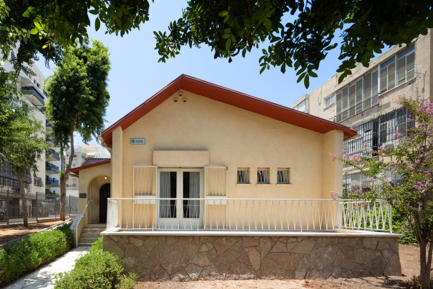 <p>Exterior of Sholem Asch’s last home at 50 Arlozorov Street in Bat Yam, now reopened as a museum. Photo by Tal Nisim.</p>