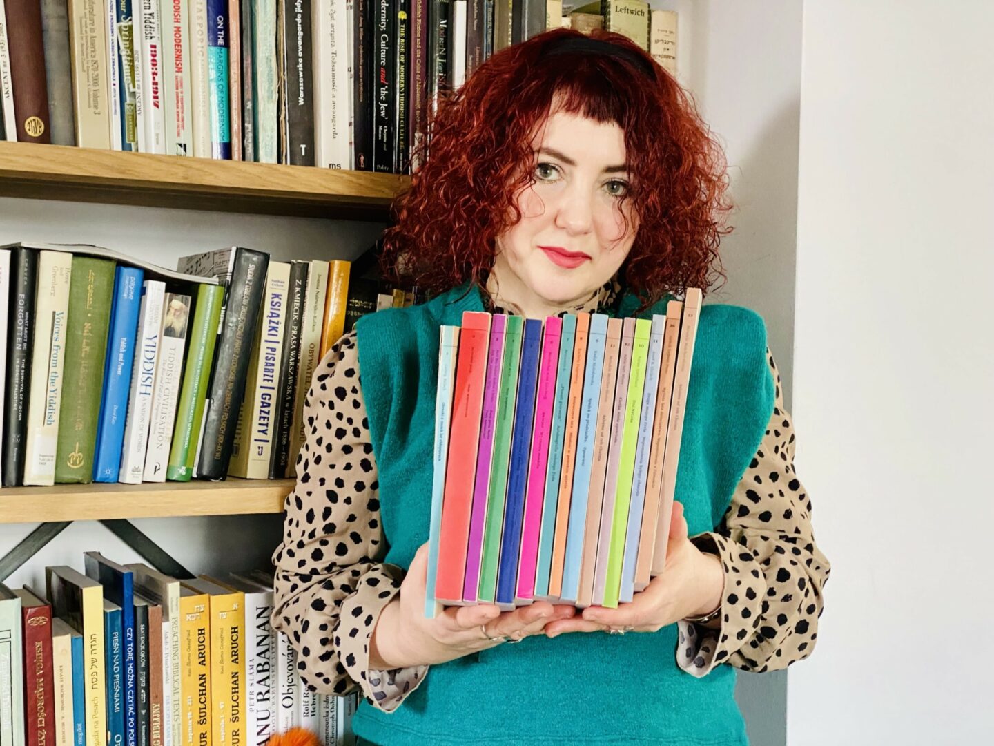 <p>Joanna Degler holds volumes from <em>Żydzi. Polska. Autobiografia</em> (Jews. Poland. Autobiography)</p>