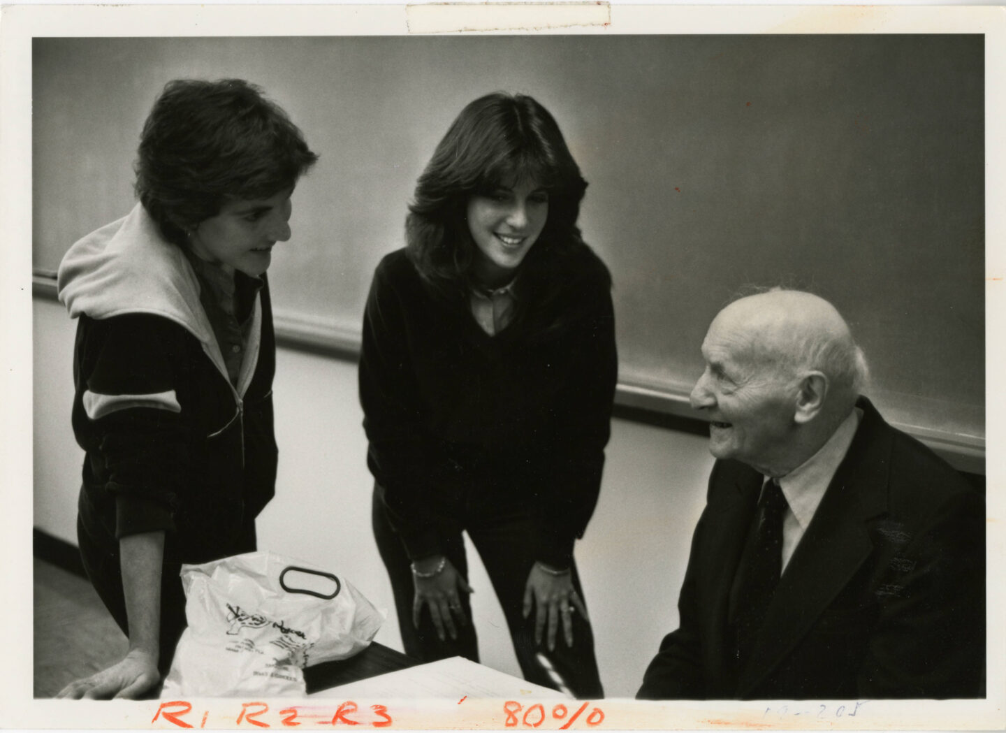 <p>Isaac Bashevis Singer and students (<a href="http://merrick.library.miami.edu/cdm/singleitem/collection/umpeople/id/94/rec/1">University Archives, University of Miami Libraries</a>)</p>