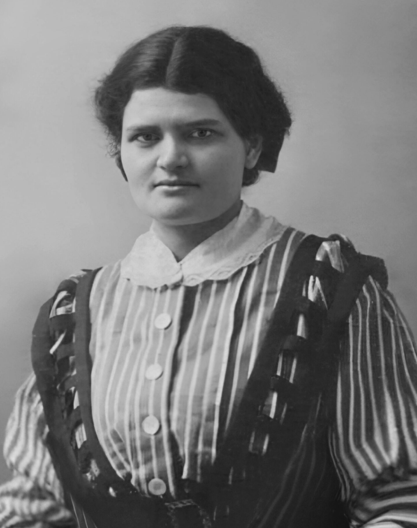 <p>Rokhl Feygenberg, age about twenty-five, ca. 1910. Courtesy of Daphna Levy. Photo digitally restored.</p>