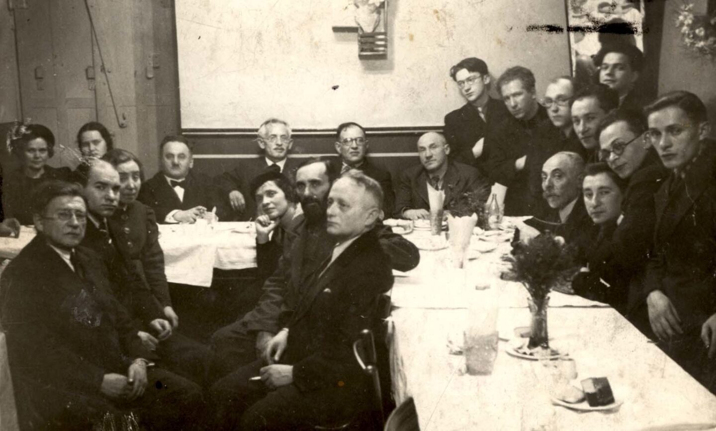<p>A farewell party for Falk Halperin at Velfke’s restaurant in 1938, featuring a who’s who of Vilne’s Yiddishist cultural milieu. See below for a numbered identification of people in the photograph. Source: Yad Vashem, Photo Archive, Jerusalem, Archival Signature 3380/296.</p>