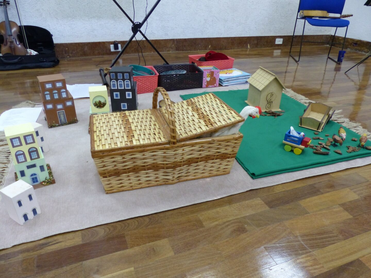 <p><em>Viver com Yidish </em>workshops engage children with fun props that make stories and songs come to life.</p>