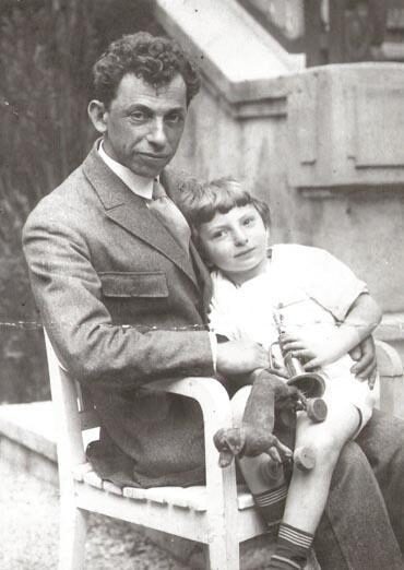 <p>Bergelson with his son Lev</p>