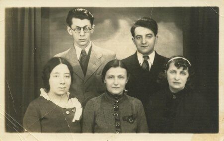 <p>Montreal Yiddish writers 1936: back row left M. M. Shafir, next to him Shabsai Perl. Front row: Ida Maze left, Kadya Molodowsy center, Yudika, right. From the collection of the Jewish Public Library in Montreal.</p>