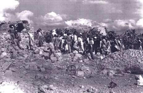 <p>Palestinian residents returning to Qibya, 1953. </p>