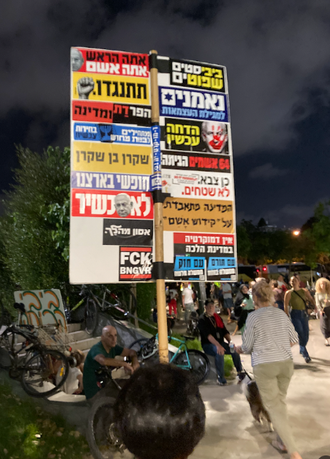 <p>ישראל נעמט זיך דאָס לעבן על קידוש השם (לטובת אַ קרימינאַלניק): אַן אָפּקלײַב פֿון לאָזונגען פֿון די שלום־און־פּדיון־שבויים דעמאָנסטראַציעס</p>
<p>Israel Martyrs Itself (for the sake of a criminal): A collection of signs at the Peace-and-Redemption-of-Hostages Demonstrations</p>
