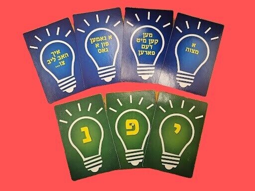 <p>Cards from the board game <strong>שפּיץ קאָפּ</strong></p>