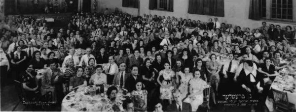 <p>Members of the Philadelphia branch of The Workmen’s Circle (<em>Arbeter Ring</em>) in 1938. Cohen was a founding member. </p>