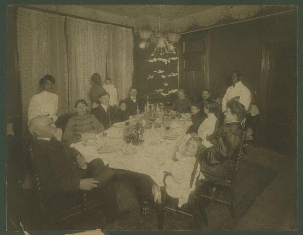 <p>Hyman Pearlstine’s Family Seder, Charleston, SC 1904.  His grandfather Tanchum “Thomas” Pearlstine emigrated from Trzcianne, Poland (Russian Empire) in 1856. Courtesy of the Special Collections, College of Charleston. </p>