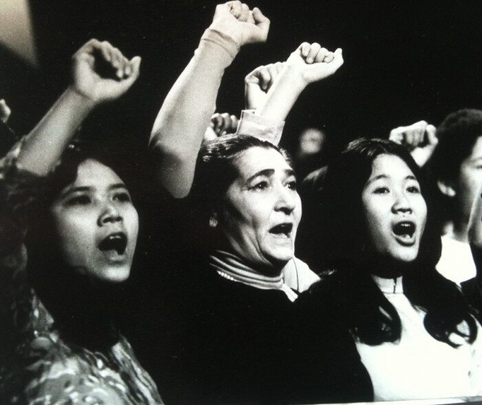 <p>Lin Jaldati at the Festival of Political Song in East Berlin, 1978. <a href="http://yiddishkayt.org/12-big-bad-yiddishe-mamas/">via Yiddishkayt</a></p>