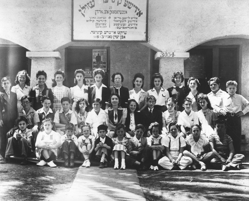 <p>JPFO-IWO Folk shul, City Terrace, California (<a href="https://barrioboychik.wordpress.com/2016/12/21/jewish-peoples-fraternal-order-jpfo-iwo-in-city-terrace/" target="_blank">via</a>)</p>