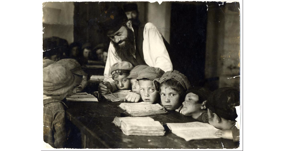 <p>Teacher and students in a cheder, Lublin, Poland. Alter Kacyzne, 1920s. (YIVO)</p>