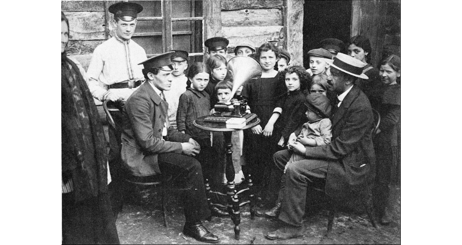 <p>Zusman Kiselgof, member of S. An-ski’s ethnographic expedition, recording folklore in Kremenets, Russian Empire (now in Ukraine), 1912. (YIVO)</p>