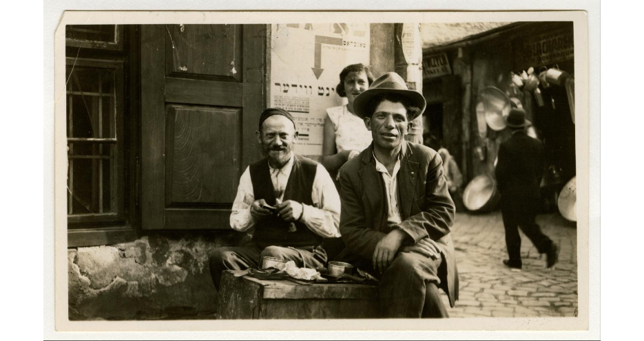 <p>Two men and a girl in a marketplace, L’viv, ca. 1930. (YIVO)</p>